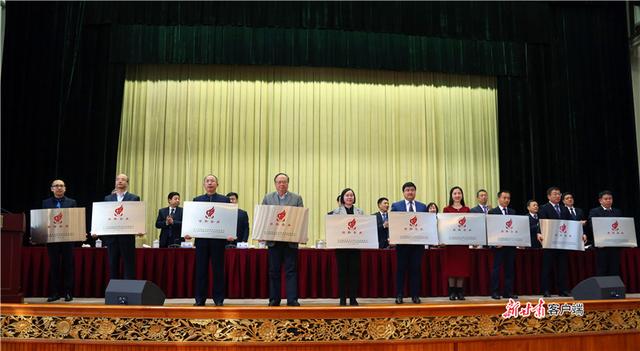 图为瞪羚企业代表上台领奖
