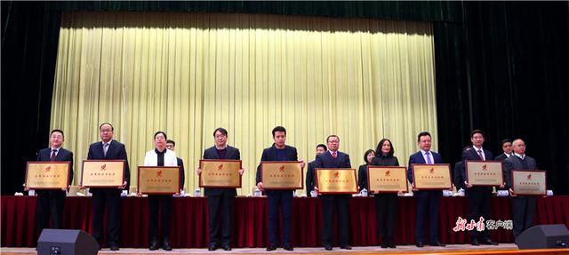图为优秀企业代表上天领奖